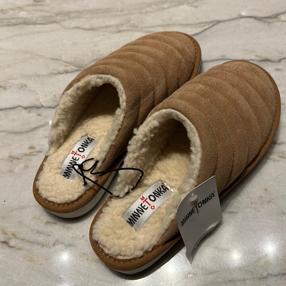 Minnetonka Shoes - NWT MinneTonka genuine leather and Sherpa slippers